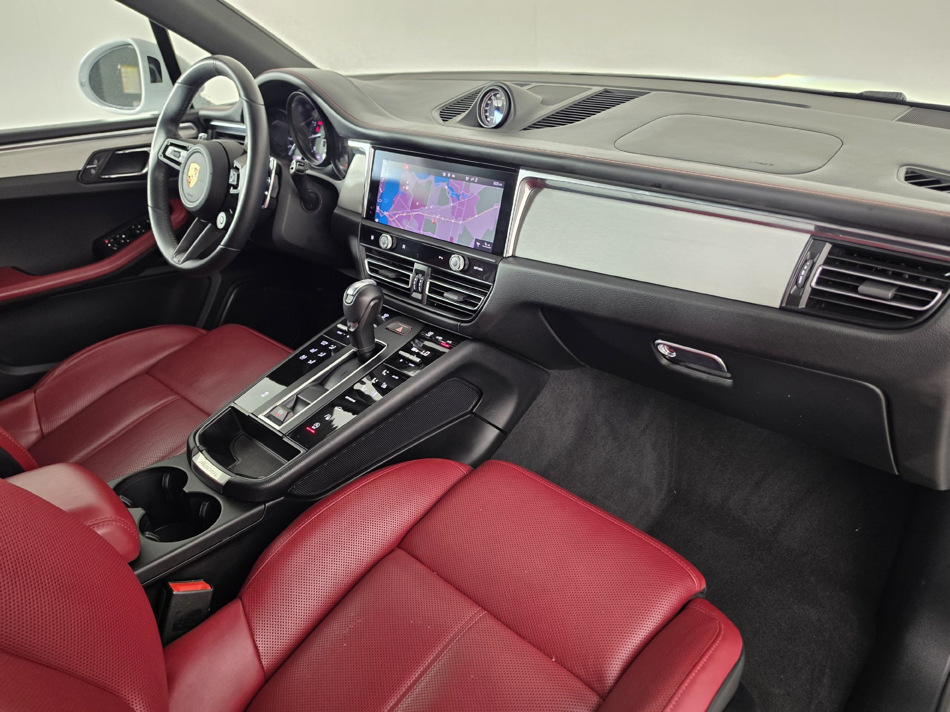 Used 2025 Porsche Macan AWD/4WD image 37