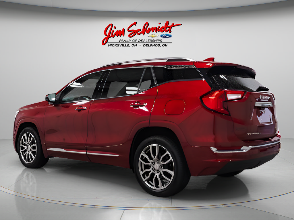 Used 2024 GMC Terrain Denali w/ Denali Premium Package AWD/4WD image 3