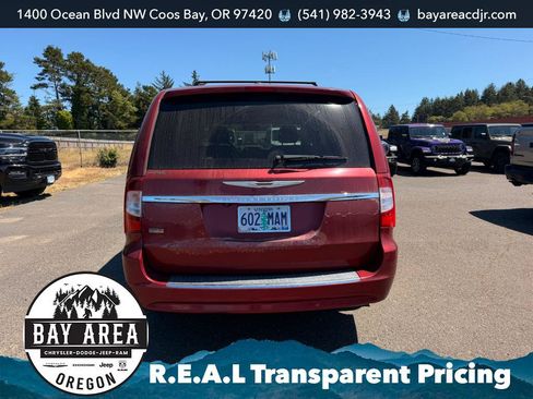 Used 2014 Chrysler Town & Country Touring FWD image 5