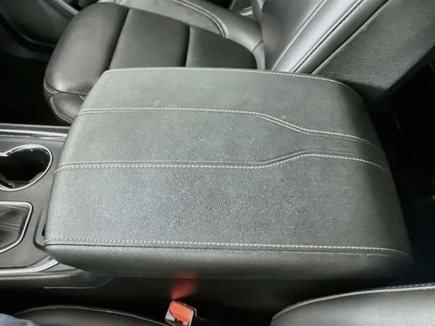 Used 2023 Chevrolet Traverse LT FWD image 8