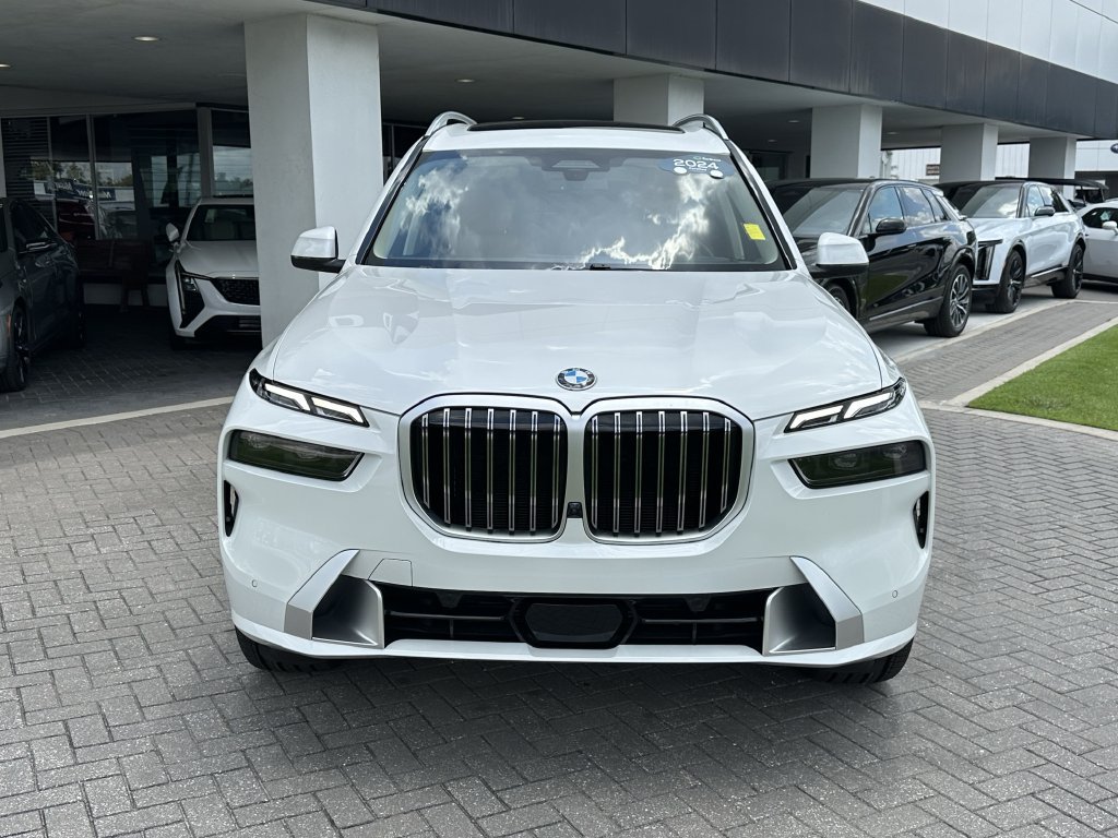 Used 2024 BMW X7 xDrive40i AWD/4WD image 3