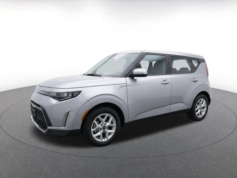 Used 2025 Kia Soul LX w/ LX Technology Package FWD image 3