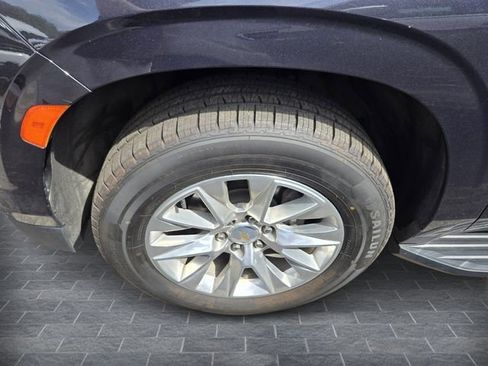 Used 2023 Chevrolet Suburban Premier image 3