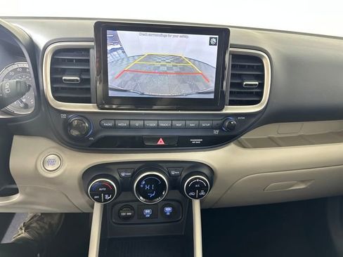 Used 2021 Hyundai Venue image 22