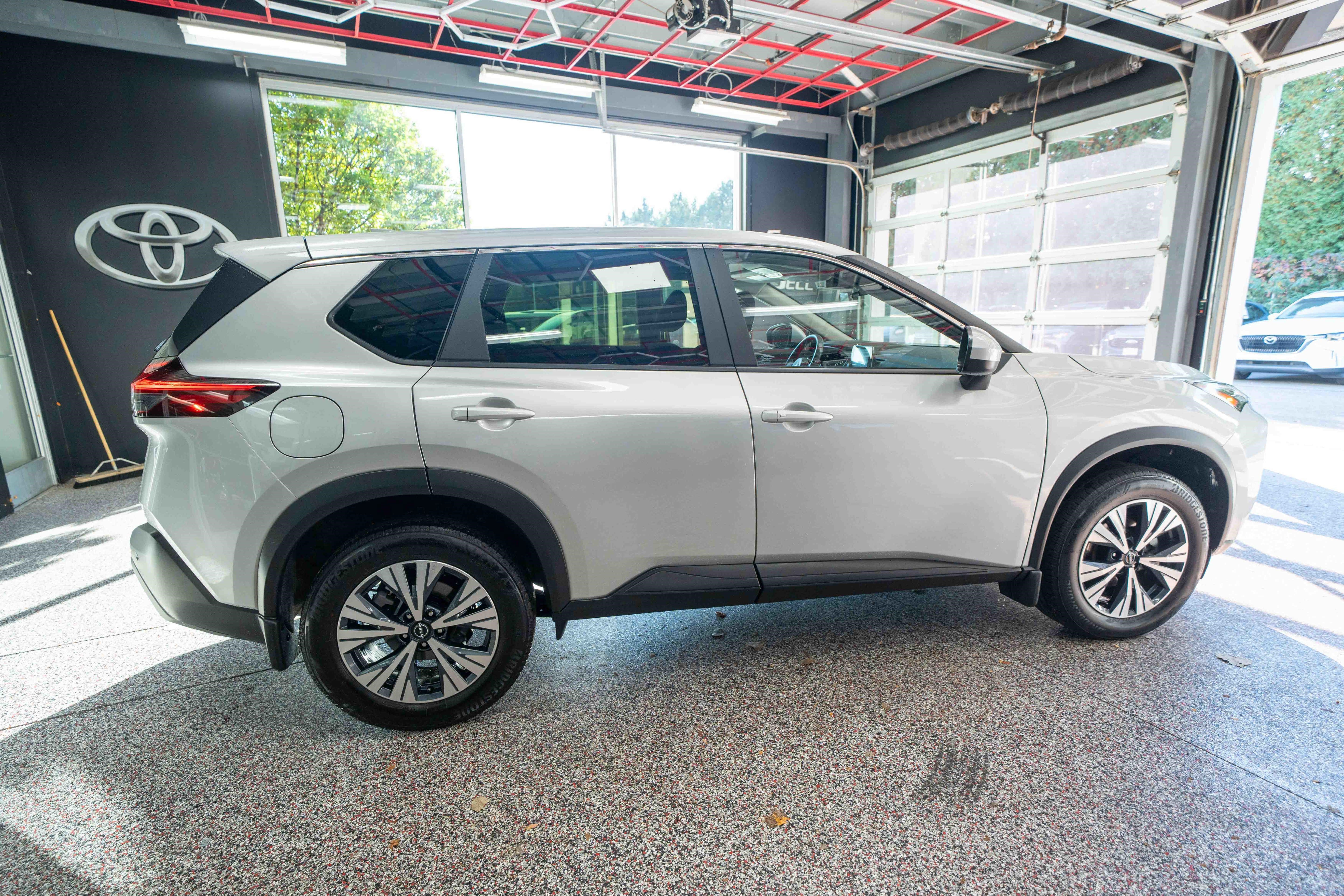 Used 2023 Nissan Rogue SV AWD/4WD image 4