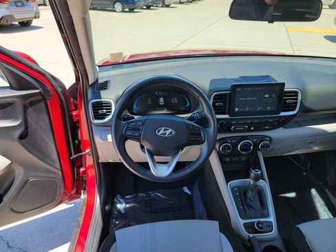 Used 2025 Hyundai Venue SEL FWD image 17