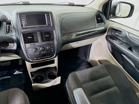 Used 2019 Dodge Grand Caravan SE w/ UConnect Hands-Free Group FWD image 25