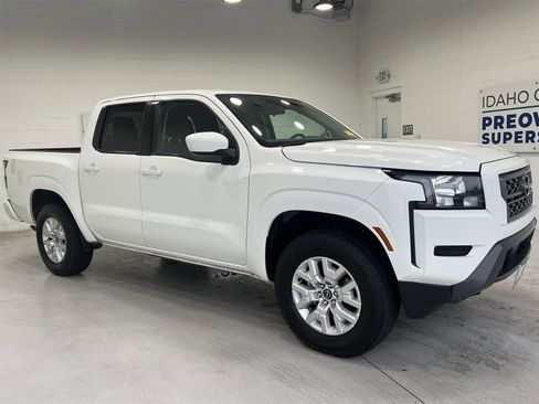 Used 2023 Nissan Frontier SV image 2