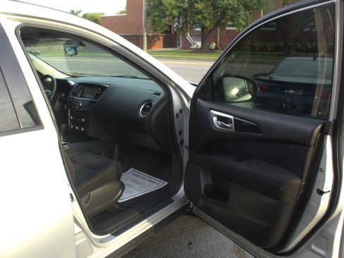 Used 2014 Nissan Pathfinder SV image 19