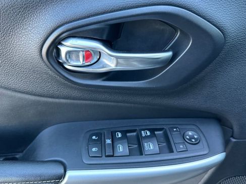 Used 2018 Jeep Cherokee Latitude Plus image 11