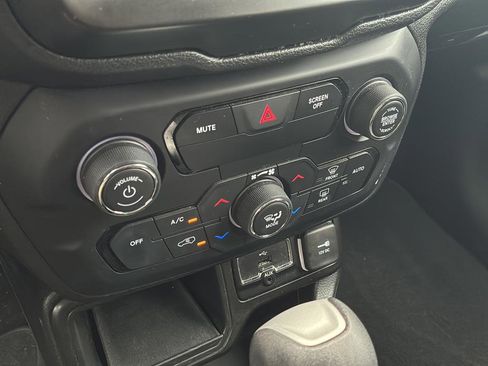 Used 2018 Jeep Renegade Latitude FWD image 28