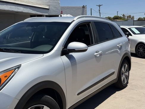 Used 2017 Kia Niro EX FWD image 13