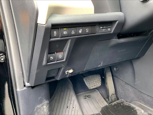 Certified 2024 Toyota Sienna Platinum FWD image 33