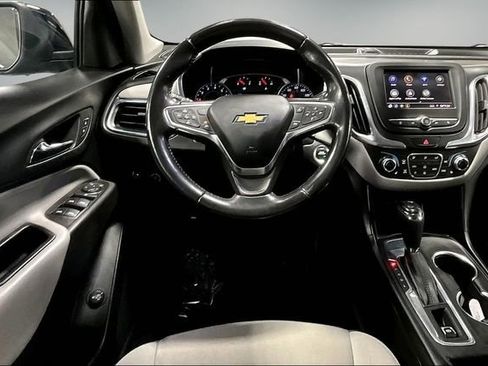 Used 2021 Chevrolet Equinox LT w/ Driver Convenience Package image 9