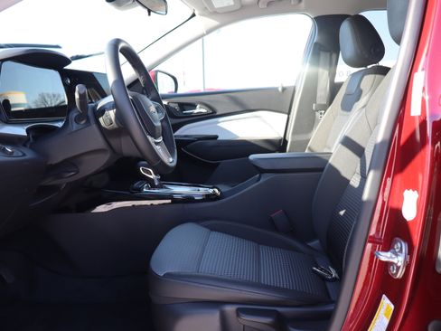 Used 2025 Chevrolet Trax LT w/ LT Convenience Package image 10