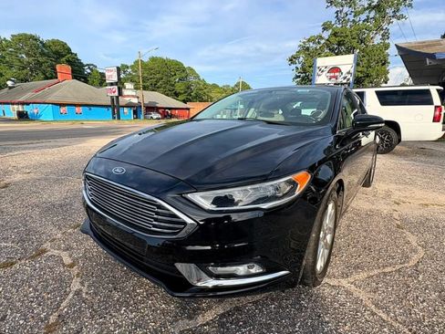 Used 2017 Ford Fusion SE w/ Fusion SE Technology Package FWD image 3