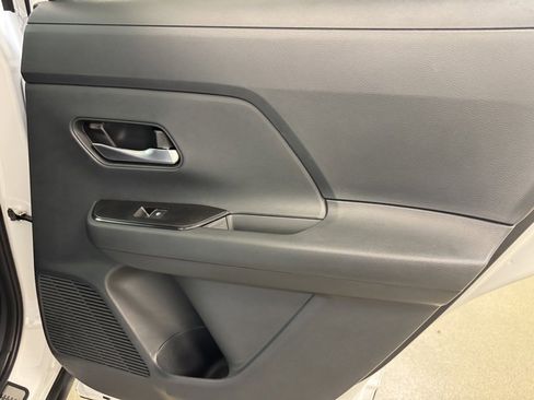 New 2026 Nissan Kicks SR image 25