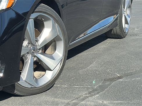 Used 2018 Honda Accord Touring image 3