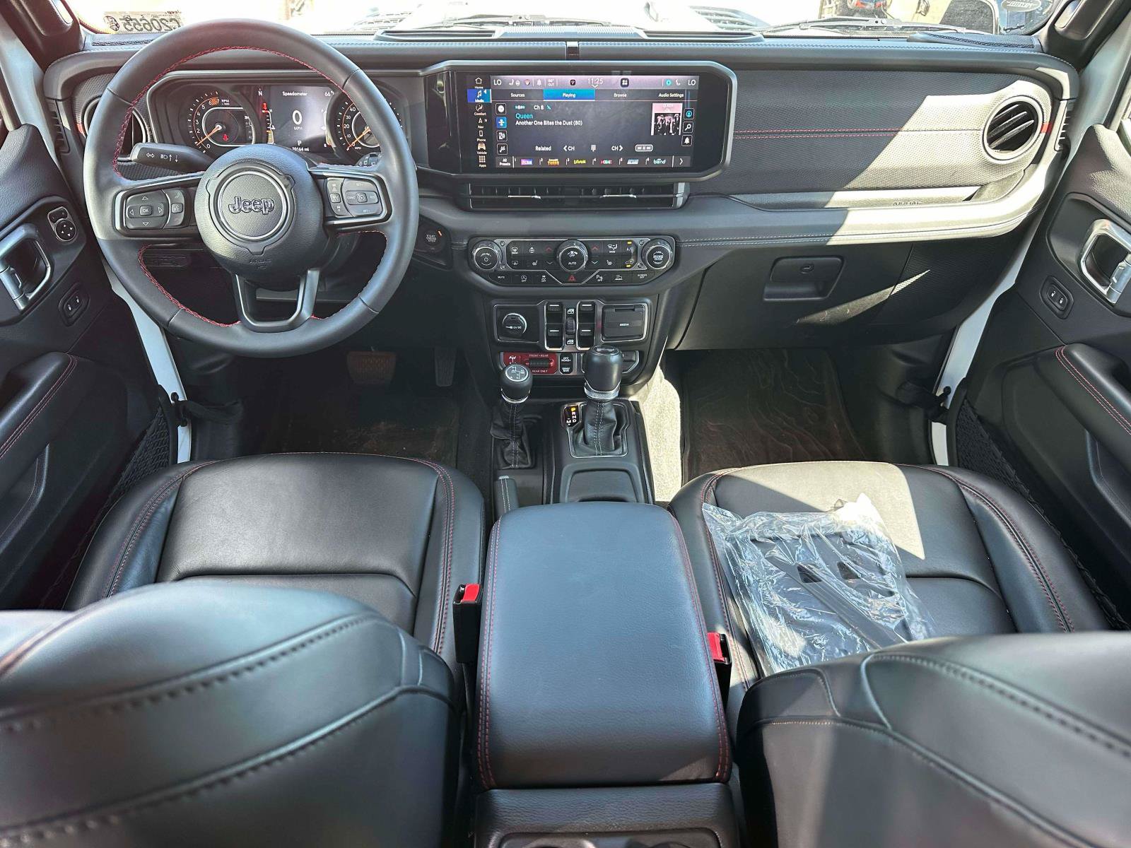 Used 2024 Jeep Wrangler Unlimited Rubicon AWD/4WD image 11