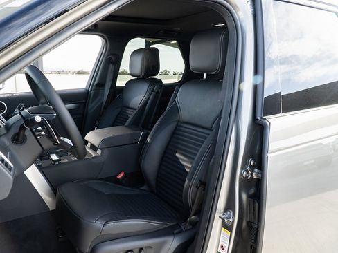 Used 2025 Land Rover Discovery Dynamic SE image 15