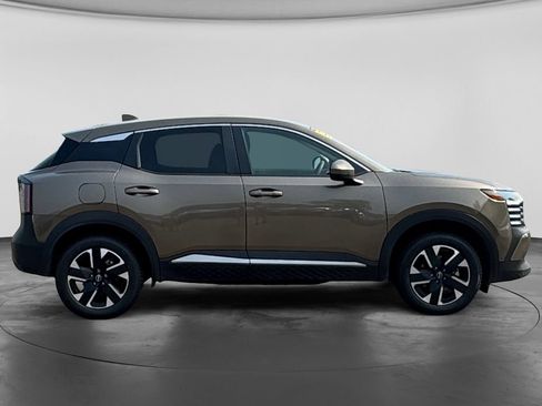 Used 2025 Nissan Kicks SV AWD/4WD image 11
