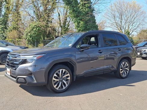 Used 2025 Subaru Forester Touring image 3