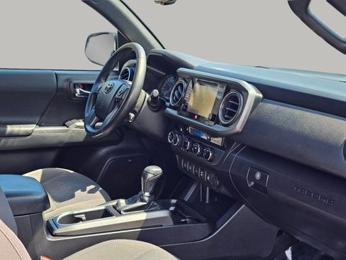 Used 2016 Toyota Tacoma TRD Off-Road AWD/4WD image 27