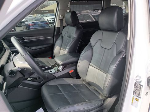 Used 2024 Kia Telluride EX w/ EX Captain's Chair Package image 17