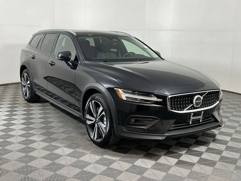 Used 2025 Volvo V60 B5 Cross Country Plus image 2