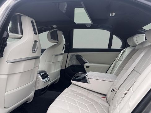 Certified 2024 BMW i7 xDrive60 image 28