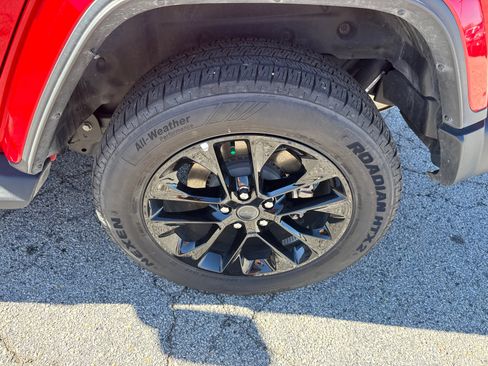 Used 2025 Jeep Wrangler Sahara image 19