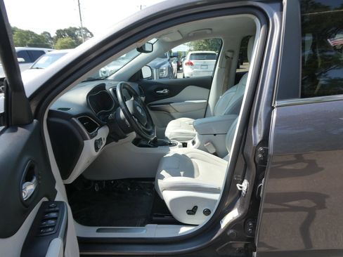 Used 2019 Jeep Cherokee Limited FWD image 12