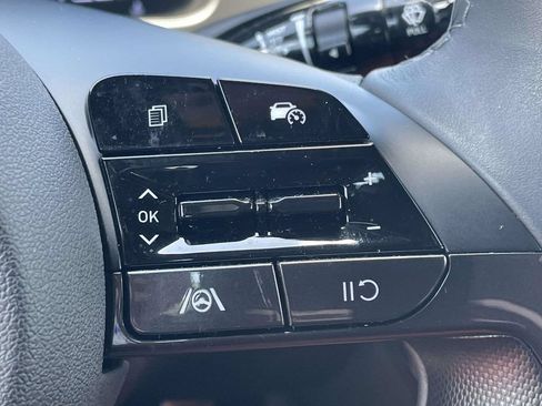 Used 2025 Hyundai Elantra Sport FWD image 17
