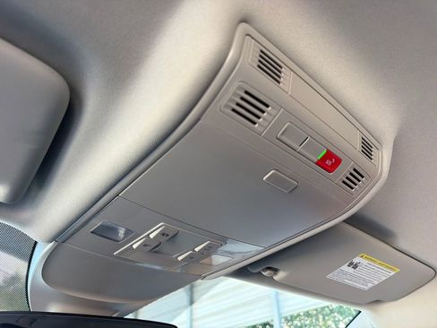 Used 2024 Volkswagen Taos SE w/ MDO Package image 26