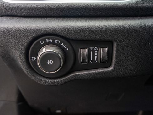 Used 2025 Chrysler Pacifica Limited FWD image 16