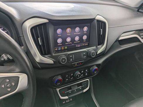Used 2024 GMC Terrain SLT image 9