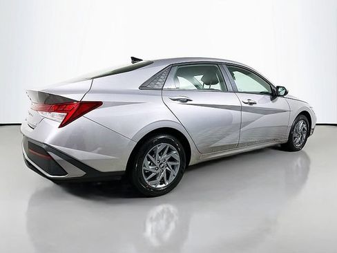Used 2026 Hyundai Elantra Hybrid FWD image 7