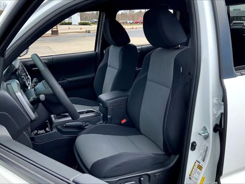 Used 2021 Toyota Tacoma TRD Sport w/ Technology Package image 9