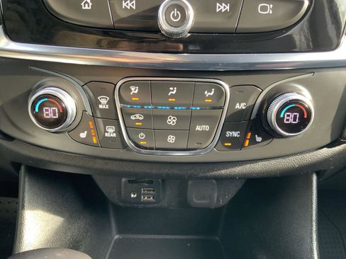 Used 2021 Chevrolet Traverse RS image 33