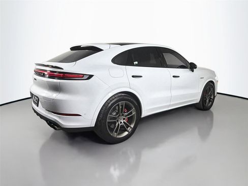 Certified 2025 Porsche Cayenne Turbo AWD/4WD image 7