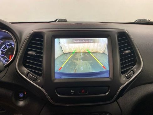 Used 2019 Jeep Cherokee Trailhawk AWD/4WD image 12