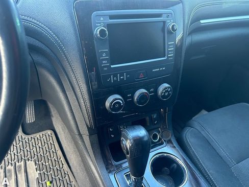 Used 2016 Chevrolet Traverse LT w/ Style and Technology Package FWD image 7
