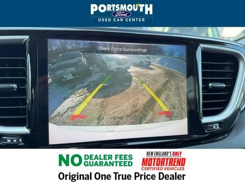 Used 2024 Chrysler Pacifica Touring-L image 10