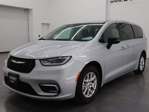 Used 2024 Chrysler Pacifica Touring-L FWD image 7