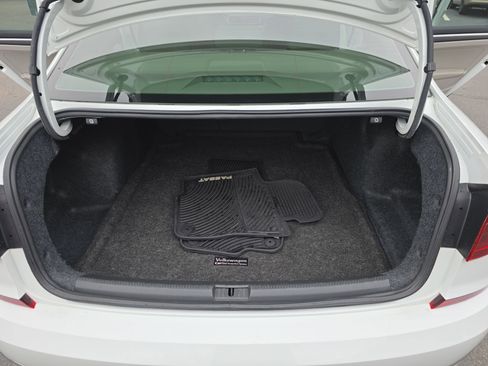 Used 2018 Volkswagen Passat 2.0T R-Line image 12