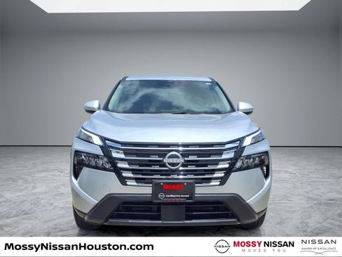 Certified 2025 Nissan Rogue SV FWD image 3
