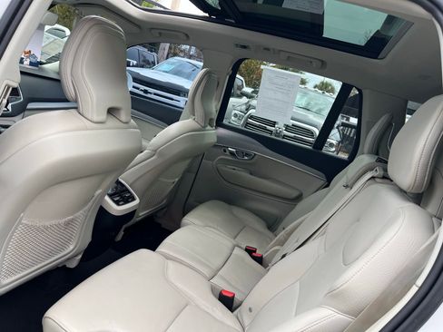 Used 2022 Volvo XC90 T5 Momentum image 41