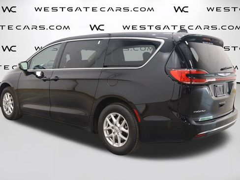 Used 2024 Chrysler Pacifica Touring-L image 4