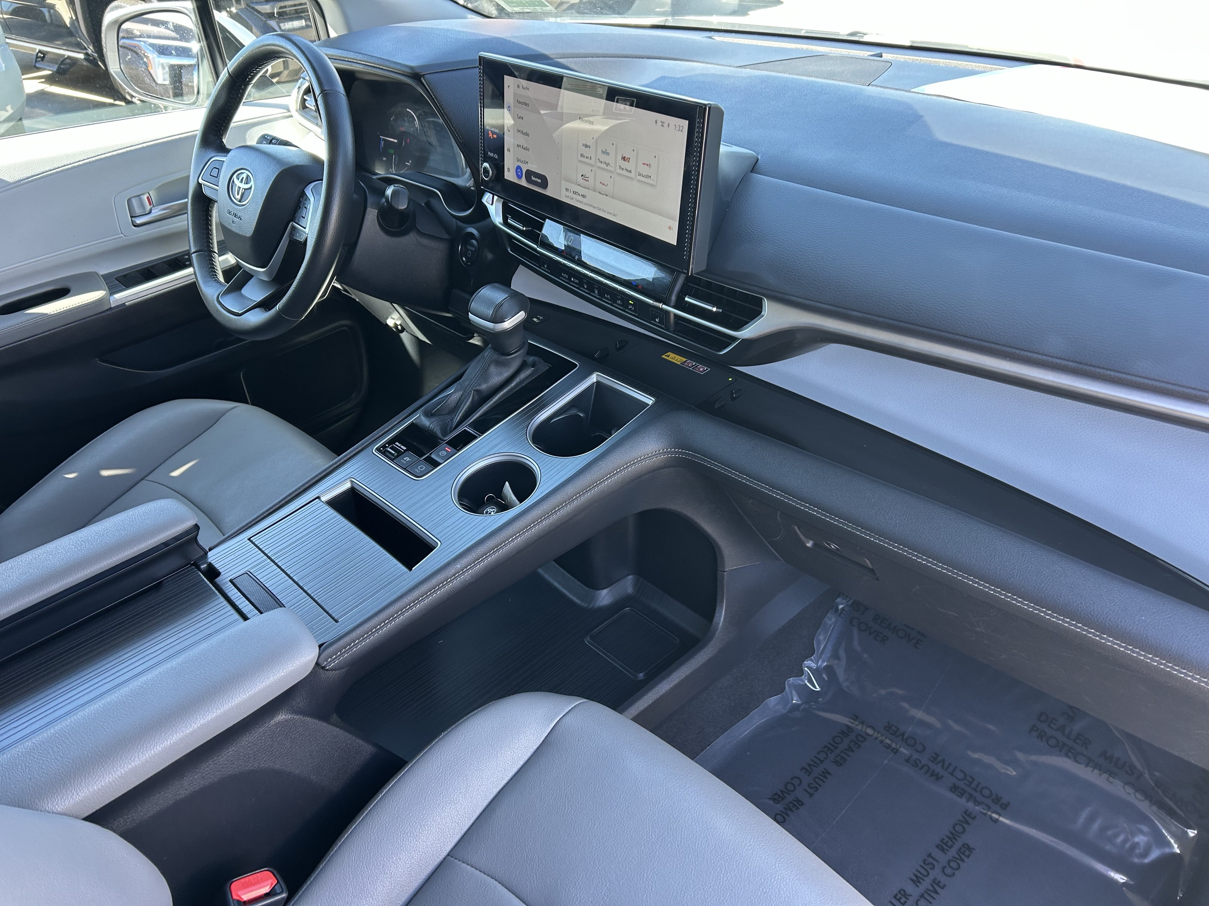 Certified 2025 Toyota Sienna XLE FWD image 9