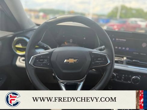 Used 2025 Chevrolet Trax LT w/ Driver Confidence Package FWD image 14
